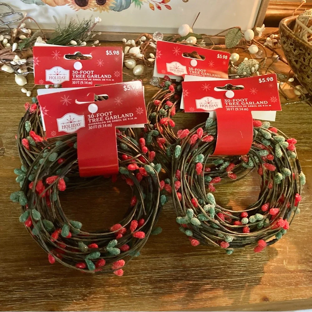 120 ft. Festive Red and Green Garland. 💛final reduction